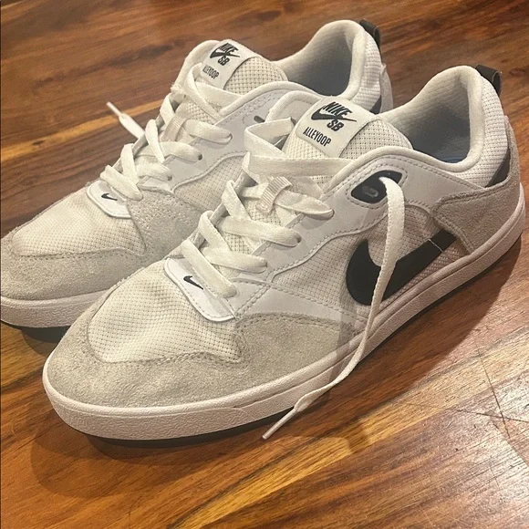 Nike White and Black Men's Sneakers - Picture 3 of 7